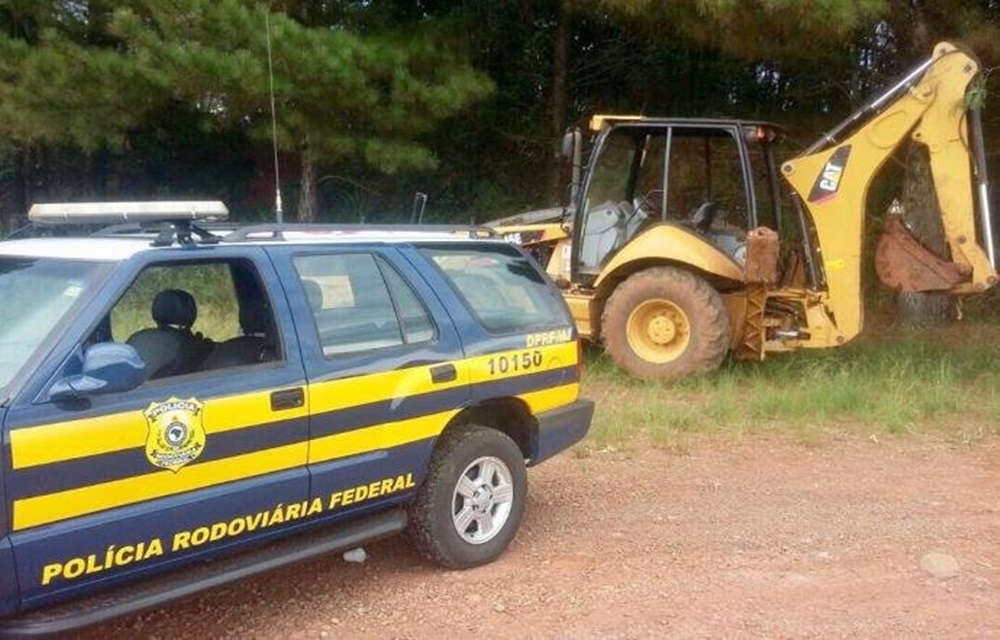 Ir para  <p>A Pol&iacute;cia Rodovi&aacute;ria Federal flagrou um adolescente de 13 anos conduzindo uma retroescavadeira, na tarde desta ter&ccedil;a-feira na BR 285, em &Aacute;gua Santa. Ele guiava o maquin&aacute;rio mesmo sob...